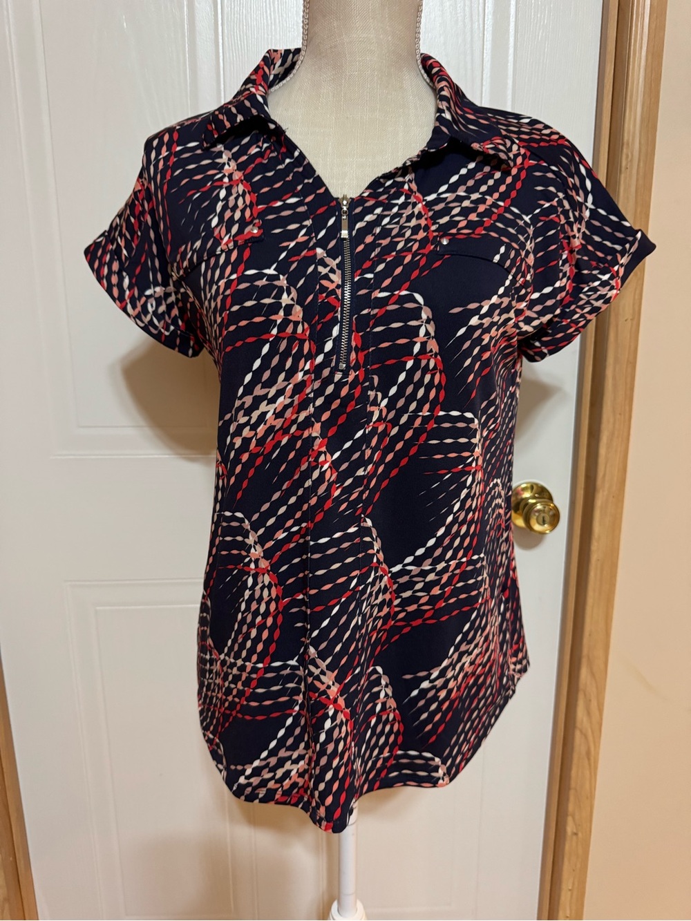 Ava & Grace Sz S Short Sleeve Navy and Red Geometric Zip-Front Top NWT😊😊